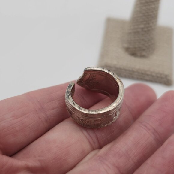 Size 8 Silver Tone Loved Word Spoon Ring A1984 - Picture 6 of 9